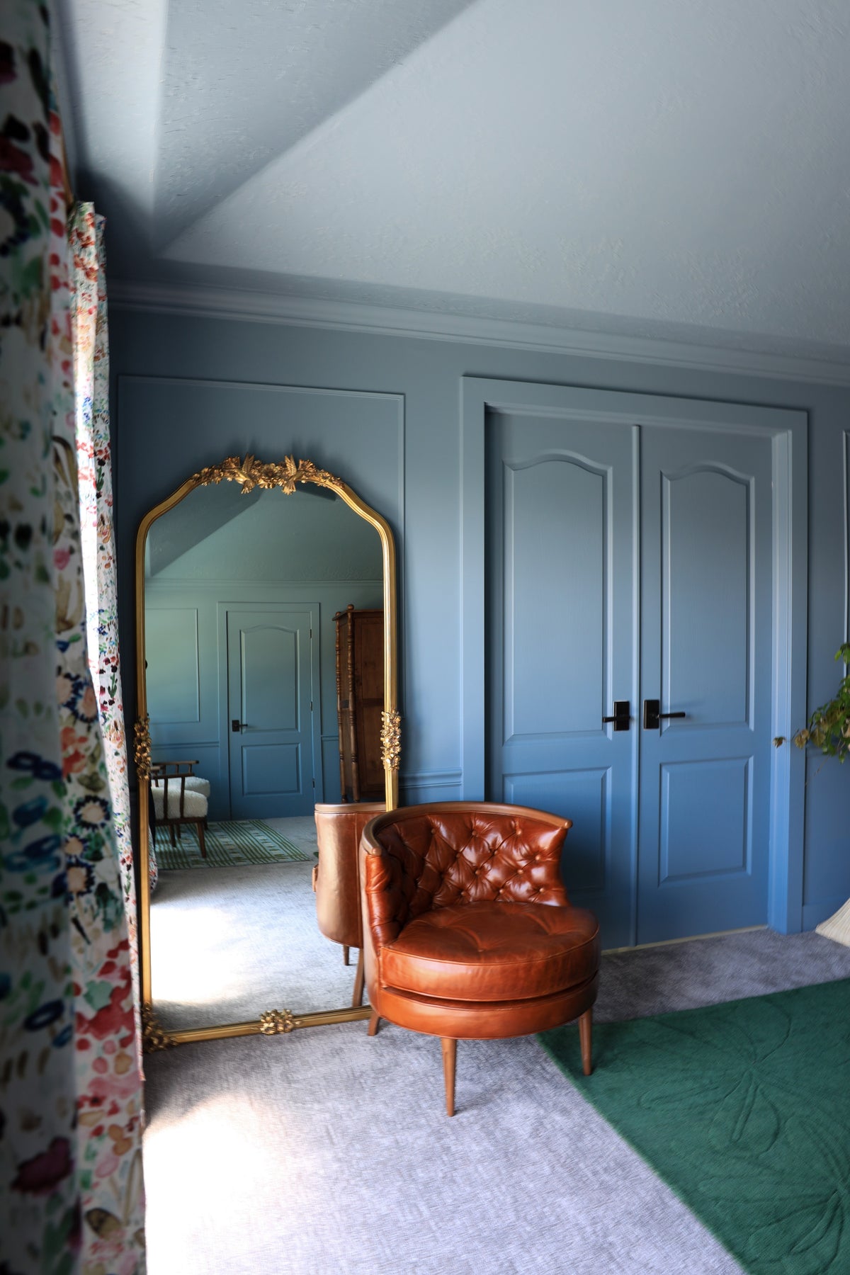 Vala Hummingbird Floral Gold Arched Floor Mirror in 070 Gold, product view 4