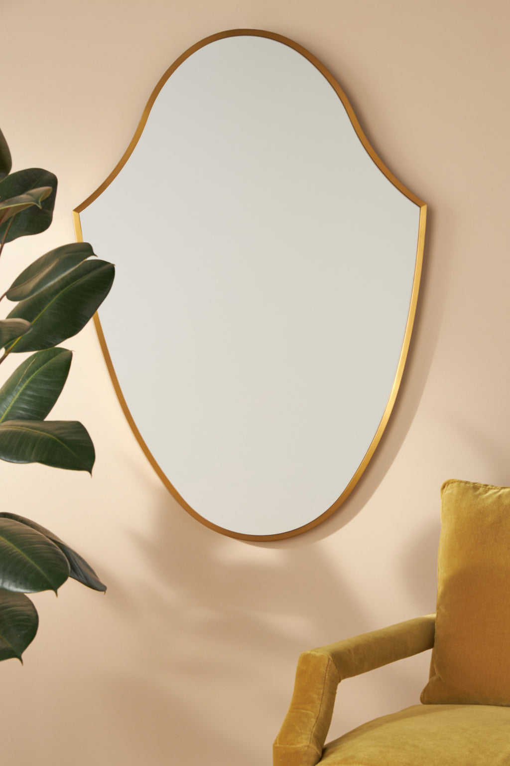 Valur Shield-Shaped Thin Gold Metal Wall Mirror in 070 Gold, product view 1
